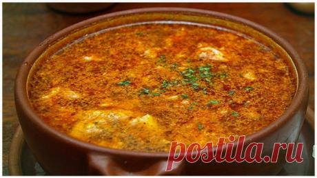 Spanische Knoblauchsuppe ZUTATEN ( 6 Portionen ): 10 Knoblauchzehen (50 g) 6 Eier (optional) (250 g) 12 Scheiben hartes Brot (72 g) 1 Stück Serrano-Schinken (150 g) 4 Esslöffel extra natives Olivenöl (50 ml) Salz, Pfeffer und süßes Paprikapulver (nach Geschmack) 2 1/2 Liter Fleischbrühe (du kannst auch Hühner- oder Gemüsebrühe verwenden) ZUBEREITUNG: Für diese spanische Knoblauchsuppe schälst du als erstes die Knoblauchzehen und schneidest sie in dicke Scheiben. Erhitze da...