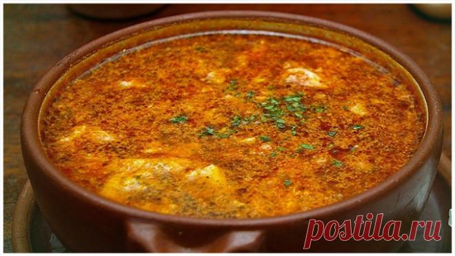 Spanische Knoblauchsuppe ZUTATEN ( 6 Portionen ): 10 Knoblauchzehen (50 g) 6 Eier (optional) (250 g) 12 Scheiben hartes Brot (72 g) 1 Stück Serrano-Schinken (150 g) 4 Esslöffel extra natives Olivenöl (50 ml) Salz, Pfeffer und süßes Paprikapulver (nach Geschmack) 2 1/2 Liter Fleischbrühe (du kannst auch Hühner- oder Gemüsebrühe verwenden) ZUBEREITUNG: Für diese spanische Knoblauchsuppe schälst du als erstes die Knoblauchzehen und schneidest sie in dicke Scheiben. Erhitze da...