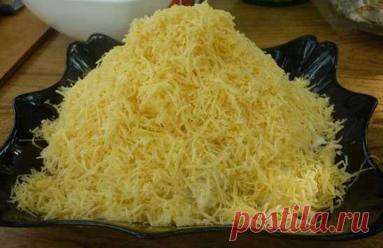 Салат Египетская пирамида с печенью трески. 
Ингредиенты: 
Печень трески - одна банка (230грм), 
картофель - 2шт, 
соленный огурец - 3шт, 
яблоки кислых сортов - 2шт, 
яйца - 2шт, 
твёрдый сыр -100грм. 
Салат выкладываем слоями: 
1-й слой печень трески, майонезом не поливаю печень и так сочная; 
2-й слой картофель, трём на крупной тёрке,немного присыпаю чёрным молотым перцем для пикантности и поливаю майонезом; 
3-й слой соленные огурцы, режу мелкими кубиками и поливаю майонезом 
4-й слой я