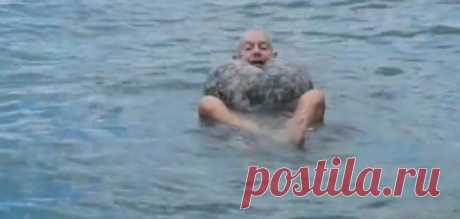 Чтобы не утонуть, мужчина 3 раза ударил ладонью по воде. Вы ахнете, увидев результат - Доброком
