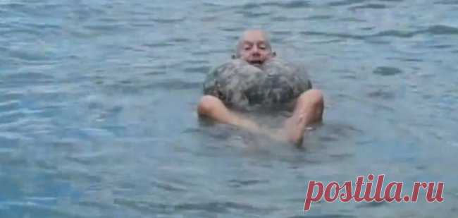 Чтобы не утонуть, мужчина 3 раза ударил ладонью по воде. Вы ахнете, увидев результат - Доброком