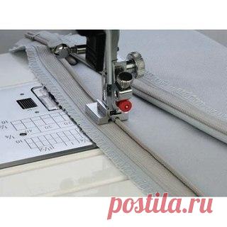 На заметку новичкам! Специальные лапки для швейной машинки!

Лапка для вшивания потайной молнии
Эта уникальная лапка поможет легко и быстро вшить потайную молнию.
Описание работы:
1. Откройте застежку-молнию.
2.Расположите правую половину застежки-молнии лицом к лицевой стороне правой части изделия.
3. Отогните зубцы вправо и опустите лапку так, чтобы зубцы лежали в желобке лапки справа от иглы. Прошейте, дойдя до отметки конца разреза.
4. Расположите левую половину застеж...