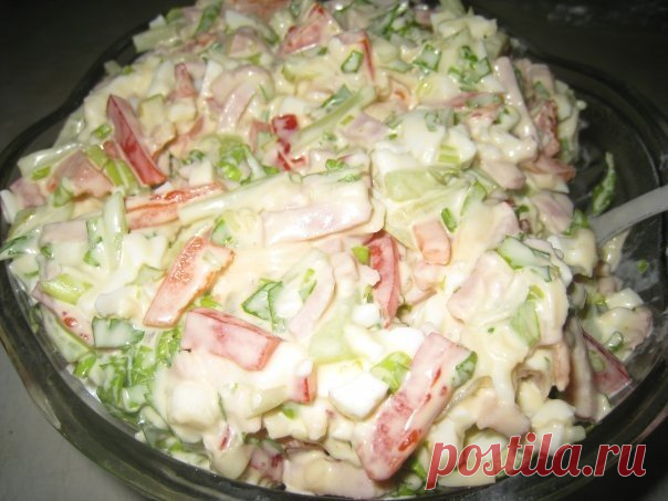 Очень вкусный - салатик Берлинский.

Ингредиенты:

2 яйца
1 перчик болгарский
ветчина
свежий огурчик
сыр
майонез
зелень

Приготовление:

Ветчину, яйца, перец, огурец нарезать небольшими кубиками, сыр натереть на крупной терке., зелень измельчить. Смешать, заправить майонезом.

СОХРАНИ рецепт, чтобы не потерять!!
ПОДПИШИСЬ на (Легкие рецепты)