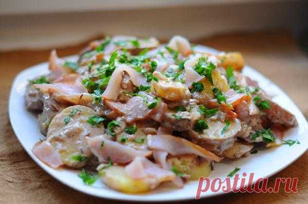Картофельные салаты — классика немецкой кухни

ВАМ ПОНАДОБИТСЯ: 
Картофель	1000 г	
Подсолнечное масло рафинированное 180 мл 
Уксус винный 40 мл	
Сметана 80 г 
Горчица 3 ч.л.	
Тмин 1.5 ч.л. 
Лук репчатый ( 100г)  ½ шт.	
Ветчина сыровяленая 100 г 
Петрушка 10 г