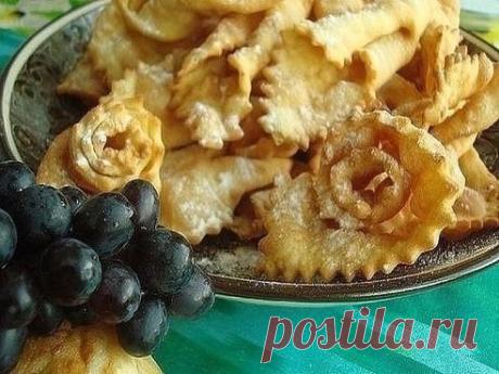 Вкусный хворост, тающий во рту
Всем хозяйкам на заметку — традиционный узбекский вкусный хворост, тающий во рту! Для праздничного стола или просто на полдник этот простой восточный десерт подходит идеально! Смотрите, как готовить. 
☑Ингредиенты: 
Яйца — 2 Штуки 
Сахар — 4 Ст. ложки 
Молоко — 100 Грамм 
Масло сливочное — 2 Ст. ложки 
Мука — 400 Грамм 
Растительное масло — 1 Стакан
☑Приготовление:
Смешайте муку с яйцами. 
Растопите сливочное масло и растворите в нем сахар. 
Добавьте полученную