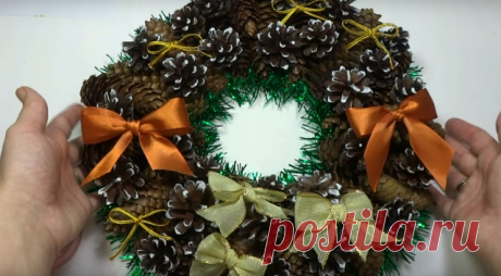 Рождественский венок из шишек, мишуры, природных материалов своими руками