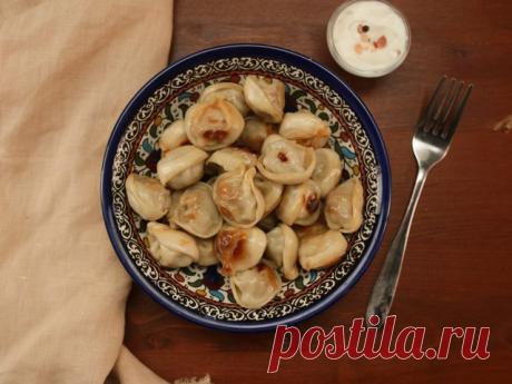 Жареные пельмени с хрустящей корочкой — блюдо на тот случай, если вареные вам уже надоели, а времени на то, чтобы приготовить что-то сложное, абсолютно нет.