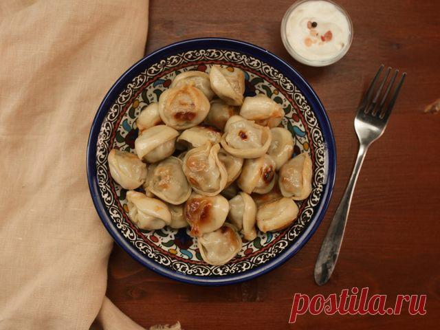 Жареные пельмени с хрустящей корочкой — блюдо на тот случай, если вареные вам уже надоели, а времени на то, чтобы приготовить что-то сложное, абсолютно нет.