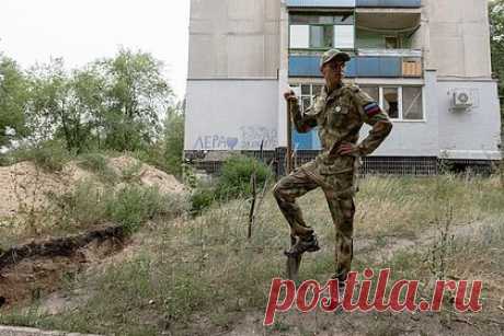 В ЛНР из стихийных захоронений извлекли останки сотен людей. В освобожденном от украинских военных городе Рубежном в Луганской народной республике обнаружили стихийные захоронения 283 мирных жителей. Об этом сообщила замкомандира полевой команды межведомственной рабочей группы Юлия Кожевникова. Она также отметила, что команда начинает свою работу в Северодонецке.