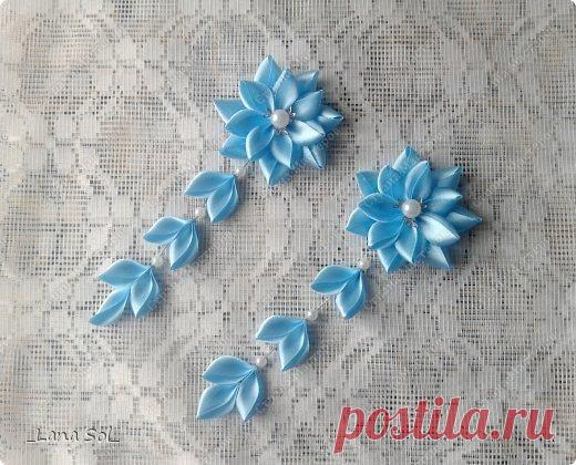 Цветочек с подвесками из атласных ленточек