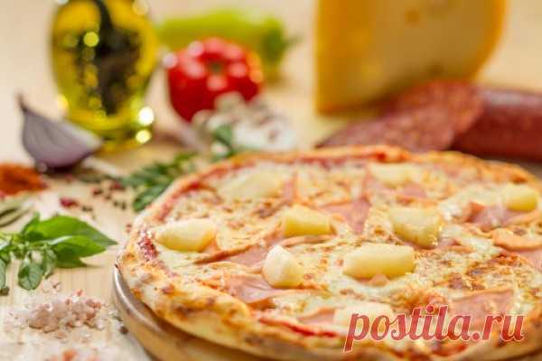 Пицца с индейкой и ананасами