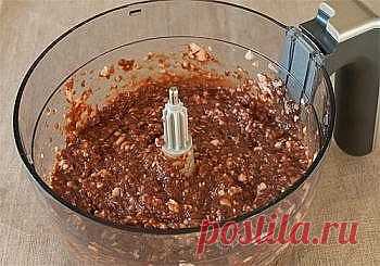 ДОМАШНЯЯ ПЕЧЕНОЧНАЯ КОЛБАСА С САЛОМ И ЧЕСНОКОМ - ПОЛУЧАЕТСЯ ТОЛСТОЙ, ЛЕГКО РЕЖЕТСЯ НА РОВНЫЕ КУСОЧКИ
Я пользуюсь этим проверенным рецептом уже около пятнадцати лет, и все, кто пробовал эту колбасу, просили научить ее готовить, а потом удивлялись, почему так просто. Поэтому делюсь рецептом с удовольствием со всеми: готовьте, кормите своих близких вкусно и полезно (ибо о вреде магазинной колбасы не рассуждает нынче только ленивый).
Печень говяжья — 500 г
Сало — 500 г
Чеснок ...