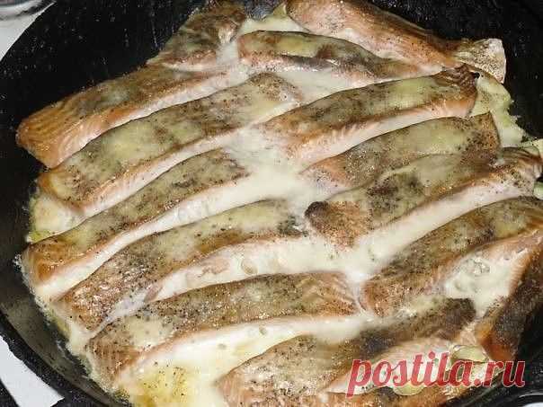 Все просто и очень вкусно. Угощайтесь на здоровье!

Горбуша в духовке

Филе горбуши ( 700 г)разрезать на кусочки, уложить в форму, посолить, поперчить и залить взбитыми яйцами (2-3 шт.) с майонезом (2-3 ст.л.). Запекать 20-25 минут при температуре 200 градусов.

Приятного аппетита!