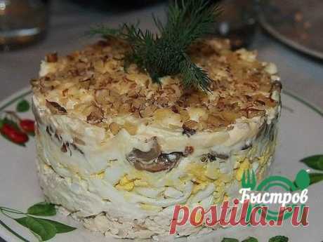 Салат с курицей , грибами и грецким орехом