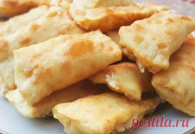 Хрустящие конвертики с сырной начинкой: разлетаются со стола мгновенно!