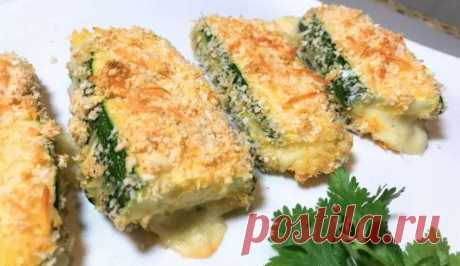 Изумительные кабачки, запеченные с сыром в духовке! Вы только представьте: сверху хрустящая румяная корочка из хлебных крошек, а внутри мягкие кабачки и нежный тянущийся сыр. Сэндвич из цуккини намного полезнее своего собрата из пунктов быстрого питани
