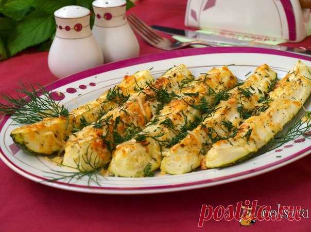 Запечённые кабачки с сыром Запечённые кабачки с сыром - замечательная овощная закуска в сезон кабачков. Такие кабачки можно подать к мясным блюдам в качестве дополнения, а для любителей кабачков это блюдо можно считать вполне самостоятельным. За идею спасибо Наташе Имшенецкой.
