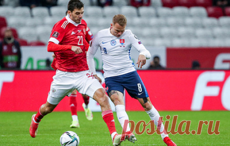 Россияне повели в счете благодаря автоголу словаков в отборочном матче чемпионата мира. На 24-й минуте встречи после прострела Арсена Захаряна мяч в свои ворота отправил защитник словацкой сборной Милан Шкриньяр