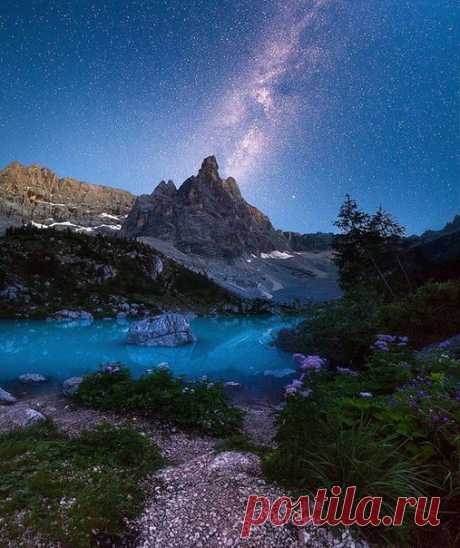 Озеро Сорапис, Доломитовые Альпы. Автор фото: Сергей Сутковой. Спокойной ночи.