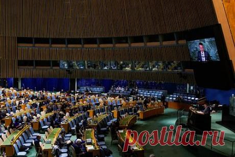 В США указали на рабское поведение проголосовавших за резолюцию по Украине стран. Офицер военной разведки США в отставке, политолог Скотт Беннетт высказался о результатах голосования по проекту резолюции Генассамблеи ООН о выплате Россией репараций Украине. По его словам, страны, проголосовавшие за документ, являются «марионетками и рабами американской империи».