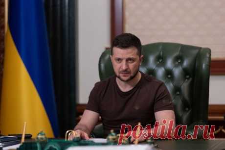Житель Крыма спел гимн России в бывшей квартире Зеленского. В Сети появилось видео, на кадрах которого крымчанин поет гимн, размахивая триколором.