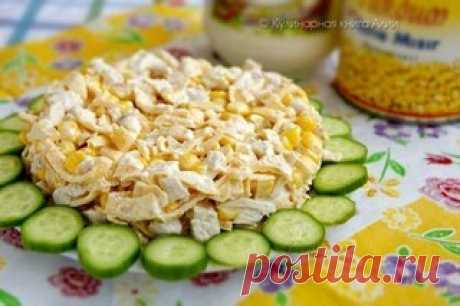 Салат с курицей и яичными блинчиками

Этот салатик меня привлек тем, что в нем мало ингредиентов. Откуда на фото взялась кукуруза, об этом ниже...
Меня он привлек не только количеством ингредиентов, но еще яичными блинчиками... Никогда не пробовала такой салат... Стало интересно...
Показать полностью…