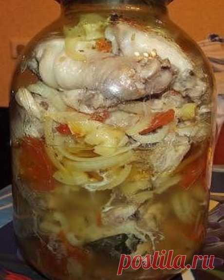 АРОМАТНАЯ КУРИЦА В БАНКЕ ДЛЯ ЗАНЯТОЙ ХОЗЯЙКИ!
Курица готовится в банке без воды и масла, в собственном соку. Ароматы по дому летают фантастические!!! Семья дождаться не может, когда же наконец блюдо будет готово.Курица в банке - это ближе всего именно к русской кухне. Ну и что, что не в глиняном горшке она готовится? У многих они есть, в наше-то время? Зато такой способ приготовления — остроумный и очень удобный. Потому что курица в банке готовится практически сама, без участия хозяйки. Разумеет