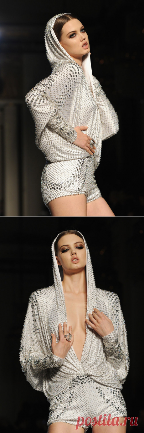 Линдси Виксон на подиуме фэшн-шоу «Versace» в Париже