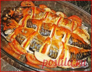Рекомендую, это вкусно! Скумбрия, запеченная в духовке 
У скумбрии своеобразный вкус, если вы приготовите ее по такому рецепту, то это будет любимой вашей рыбой. Рецепт на повседневный день, а также подойдет на праздничный стол! 
Понадобится: 
свежемороженая скумбрия - 3 штуки 
репчатый лук - 1 шт.,помидорина-1 шт. 
лимон -1 шт. 
кетчуп - 2-3 ст. л. 
майонез - 2-3 ст. л. 
приправа к рыбе - по вкусу 
соль и молотый черный перец - по вкусу 
фольга 
1. Разморозить скумбрию, почистить от внутренно