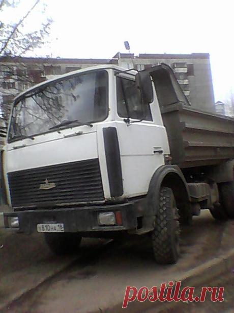 Летит самосвальчик, в нём - чёрт за рулём, щас, думает: раздавлю тротуарчик где гуляют вдвоём