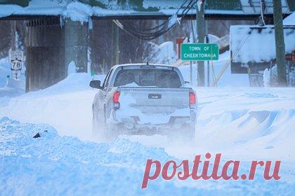 В США не менее 26 человек погибли из-за снежного шторма. Из-за обрушившегося на большую часть США снежного шторма погибли не менее 26 человек, а сотни тысяч американцев остались без электричества. Больше всего из-за непогоды пострадал город Баффало в штате Нью-Йорк, в котором к утру воскресенья, 25 декабря выпало более метра снега.