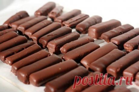 Конфеты с карамелью в шоколадной глазури 
Оригинальные конфеты своими руками!

Ингредиенты:— Карамельные конфеты — 160 г— Молоко — 2 ст. л.— Сливочное масло — 1 чашка— Сахарная пудра — 3/4 чашки— Куриное яйцо — 1 шт.— Ванилин — 1 ч. л.— Пшен…