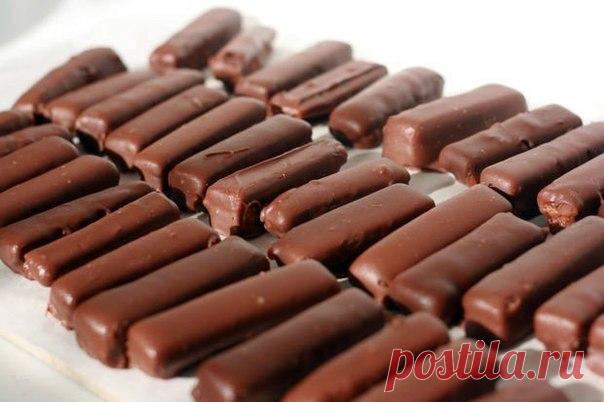 Конфеты с карамелью в шоколадной глазури 
Оригинальные конфеты своими руками!

Ингредиенты:— Карамельные конфеты — 160 г— Молоко — 2 ст. л.— Сливочное масло — 1 чашка— Сахарная пудра — 3/4 чашки— Куриное яйцо — 1 шт.— Ванилин — 1 ч. л.— Пшен…