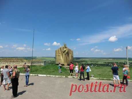 Знаходиться вона в місті Хотин Чернівецької області