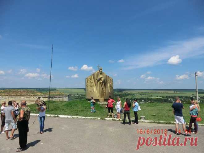 Знаходиться вона в місті Хотин Чернівецької області