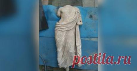 На раскопках в Крыму нашли античную статую В ходе раскопок античного городища Мирмекий в Керчи археологи обнаружили статую времён эллинизма (приблизительно IV век до нашей эры. — Прим. Лайфа).— Статуя представляет собой мужской торс в одежде.