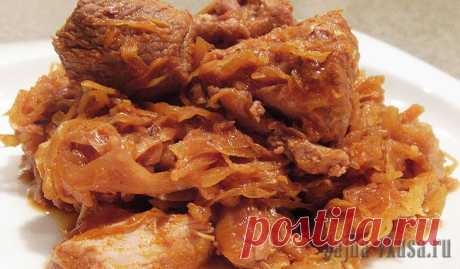 Свинина по-мельничьи.
Тысячи хозяек готовят мясо свинины с капустой, которое подают на второе, не подозревая, что относится оно к традиционным блюдам Болгарии. Все любят готовить не сложные и вкусные рецепты, «свинина по-мельничьи» является именно таким. В состав рецепта входят продукты: мякоть свинины, лук, томат-пюре, свежая квашеная капуста, топленое сало, специи.