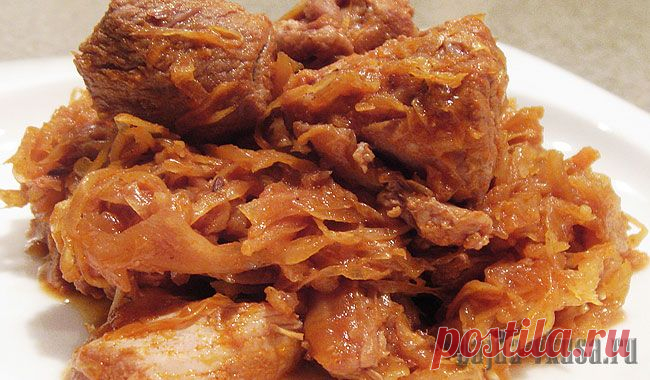 Свинина по-мельничьи.
Тысячи хозяек готовят мясо свинины с капустой, которое подают на второе, не подозревая, что относится оно к традиционным блюдам Болгарии. Все любят готовить не сложные и вкусные рецепты, «свинина по-мельничьи» является именно таким. В состав рецепта входят продукты: мякоть свинины, лук, томат-пюре, свежая квашеная капуста, топленое сало, специи.