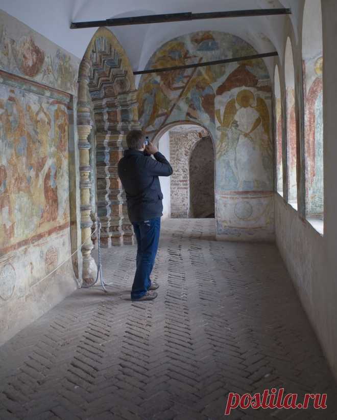 Ростовский кремль. На галерее церкви Иоанна Богослова