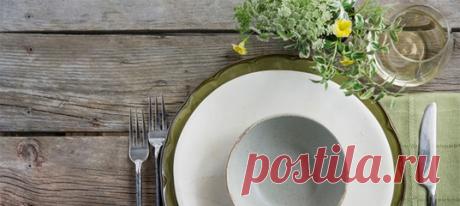 Как научиться меньше есть — этот вопрос занимает не только тех, кто старается следить за фигурой, но и ученых. В связи с этим что они только не исследуют: столовые приборы, размер и цвет посуды, фотографии еды, сотрапезников… На что еще обратили внимание специалисты в поисках ответа и к каким выводам пришли? #стройнаяфигура #культурапитания #пищевоеповедение