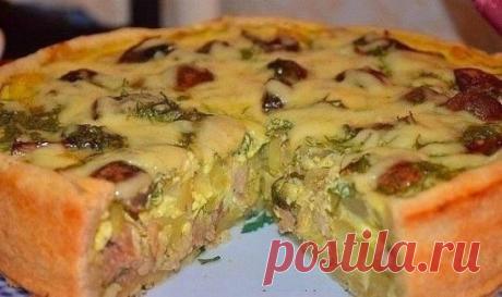 Пирог с курицей и картофелем. 
 
Идеальное
 сочетание! Тесто потрясающе нежное, но в то же время хрустящее, 
начинка... начинку просто не описать словами. Настолько она вкусная! 
Таким образом, теперь я могу с полной уверенностью утверждать, что 
несладкие пироги ничем не хуже сладких 
Ингредиенты: 
 
На форму 20-23 см: 
 
Тесто: 
●Мука - 250 г 
●Сметана - 1 ст.л. 
●Сливочное масло - 90 г 
●Яйца - 1 шт. 
●Соль - 0,5 ч.л. 
 
Начинка: 
●Картофель (крупный) - 3 шт. 
●Куриное мясо - 300 г 
●Лук - 1
