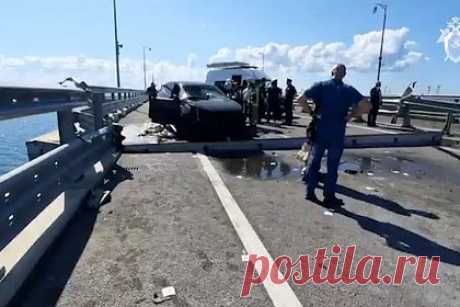 Появились подробности спасения пострадавшей в теракте на Крымском мосту девочки. 14-летнюю девочку, пострадавшую в теракте на Крымском мосту, вытащил из помятой машины ехавший за автомобилем ее семьи водитель. Когда на место прибыли экстренные службы, школьница находилась в сознании. Она постоянно звала свою мать, и врачи, чтобы успокоить ее, сказали, что женщине оказывается помощь.