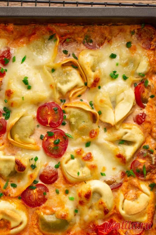 Mein Tortellini-Auflauf ist super schnell und einfach zubereitet. Das leckere Rezept mit Tomate und Mozzarella ist vegetarisch und kann beliebig ergänzt werden.