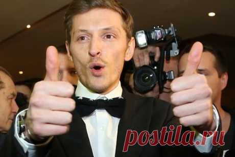 Участник популярного шоу на ТНТ рассказал о спасшем его карьеру Павле Воле. Участник популярного шоу «Comedy Баттл» на канале ТНТ Леонид Кулаков рассказал о том, как юморист Павел Воля спас его карьеру комика. Кулаков отметил, что переезжал в Москву ради участия в «Comedy Баттл», но выбыл из проекта на первом этапе. «И там был нервный срыв», — высказался комик.