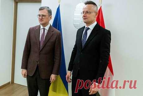 Названы возможные темы переговоров глав МИД Украины и Венгрии. Ведущий научный сотрудник Центра исследований проблем безопасности РАН политолог Константин Блохин назвал возможные темы переговоров глав МИД Украины и Венгрии Петера Сийярто и Дмитрия Кулебы. В беседе с «Лентой.ру» эксперт предположил, что Будапешт мог предложить Киеву начать переговоры с Россией.