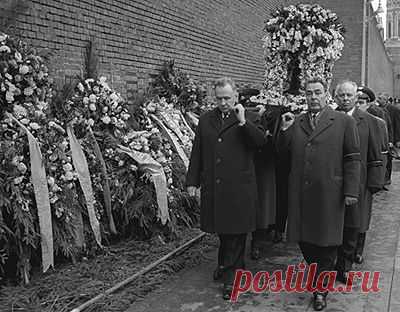 Первый советский космонавт Юрий Алексеевич Гагарин похоронен в одной из ниш Кремлевской стены. Урну с прахом Космонавта №1 несли Генсек ЦК КПСС Леонид Брежнев и премьер-министр Алексей Косыгин уже на второй день катастрофы с самолетом МИГ-15УТИ.