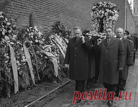 Первый советский космонавт Юрий Алексеевич Гагарин похоронен в одной из ниш Кремлевской стены. Урну с прахом Космонавта №1 несли Генсек ЦК КПСС Леонид Брежнев и премьер-министр Алексей Косыгин уже на второй день катастрофы с самолетом МИГ-15УТИ.