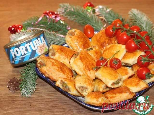Мини-слойки с тунцом и оливками. Хрустящие мини-слойки с начинкой из консервированного тунца, оливок и укропа - отличный вариант для праздничного стола. Готовятся слойки быстро, и вам не придётся замешивать тесто, так как оно покупное. Для начинки нужно только нарезать оливки и укроп - они разбавят насыщенный рыбный вкус приятной кислинкой.
