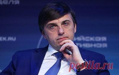 Кравцов: полный переход на учебники родного края запланировали на 2026 год. Глава Министерства просвещения РФ отметил, что в некоторых регионах такие учебники уже есть