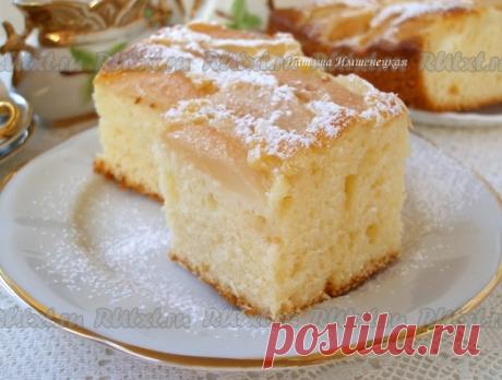 Грушевый пирог с йогуртом от Натальи Имшенецкой

Предлагаю испечь вкусный грушевый пирог с йогуртом. Очень нежный воздушный йогуртовый бисквит отлично сочетается с начинкой из сочных груш.
Для приготовления грушевого пирога с йогуртом понадобится:
4-5 небольших груш;
3 яйца;
120 г йогурта*;
160 г муки;
1 ч. л. разрыхлителя;
240 г сахара;
1,5 ч. л. ванильного сахара;
60 г растительного масла;
сливочное масло и немного муки для смазывания формы;
форма для выпечки 20х20 см;
*...